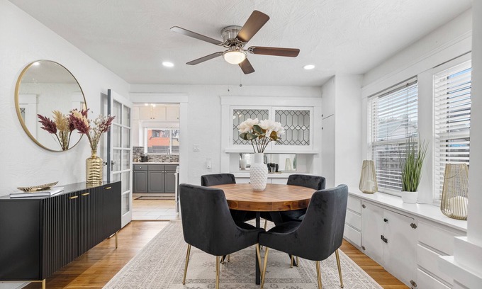 Modesto Casa | Vintage/Modern Design 3-bedroom house w/ WiFi, AC near Hospitals and Downtown