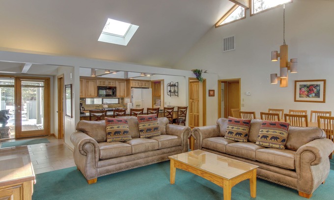 Deer Park Casa | Vintage Mountain Home con bañera de hidromasaje privada y acceso SHARC: ¡perros bienvenidos!