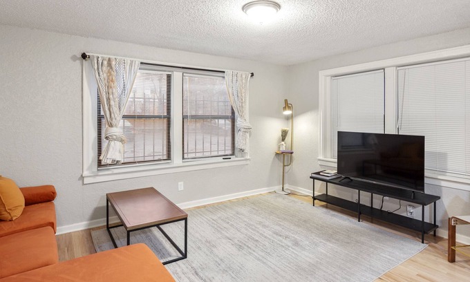South Hyde Park Apartamento | Vintage MW 1BR with Full Kitchen by Zencity