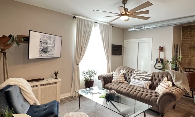 Fifth Ward Condominio | Vintage Pad w/Garage in Historic Walker's Point