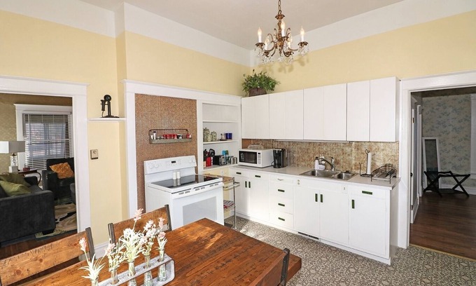 Grand Junction Casa | Vintage Parlor 2 Bedroom Home