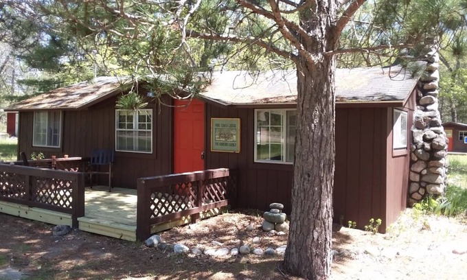Hillman Cabina | Vintage Pet-Friendly Family Cabin and Bunkhouse in the Atlanta State Forest
