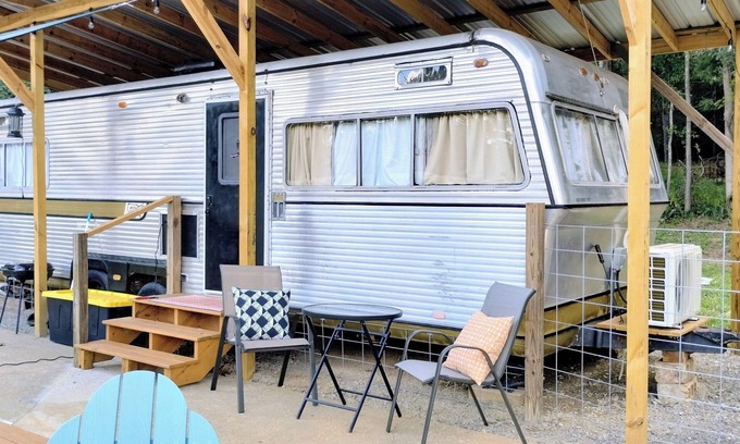 Steele Apartamento | Vintage Restored Glamper - Unique Tiny Home w/ Plunge Pool & Patio