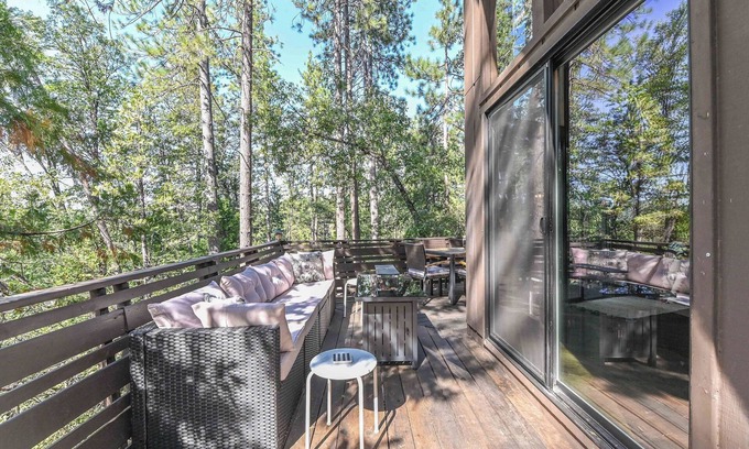 Hathaway Pines Chalet De Esquí | Vintage Ski Chalet in Stanislaus National Forest with Canyon Views & Spa
