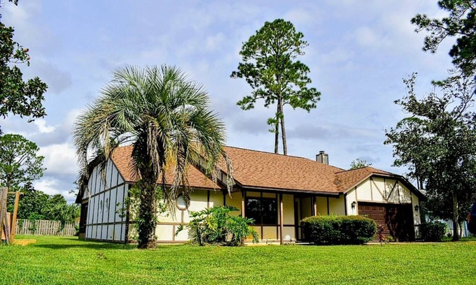 Palm Coast Casa | Vintage-Style Palm Coast Retreat w/ Sunroom