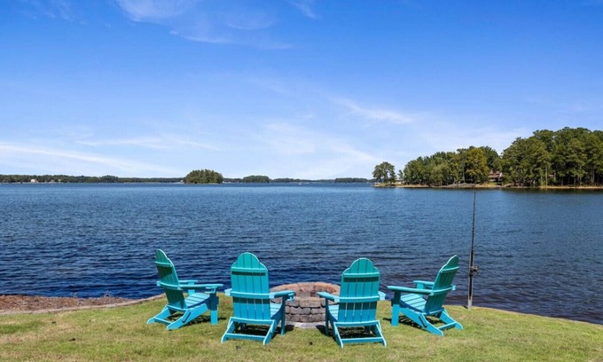 Leesville Casa | Vintage Sunrise House | Lake Murray BIG Views