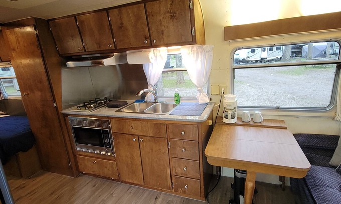 Bellaire Alquiler De RV | Vintage Trailer Nestled into a beautifully wooded Campground