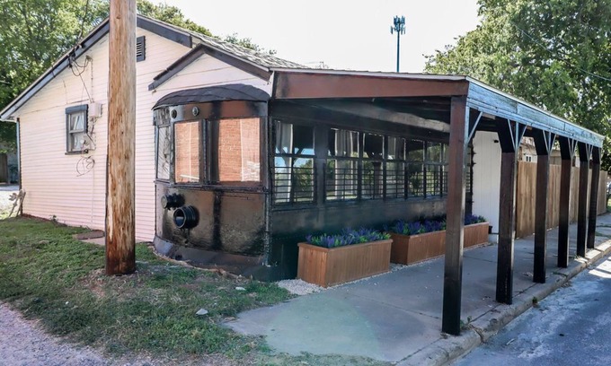 Sulphur Casa | Vintage Trolley Time Capsule! Super close to great hiking trails and swimming