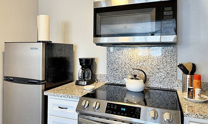 Central Oklahoma City Casa | Vintage Vibes Modern Comfort 2BR for 6 Guests