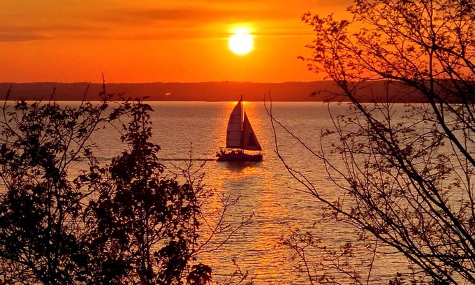 Red Point Cabaña | Vintage Waterfront Cottage with Stunning Sunsets