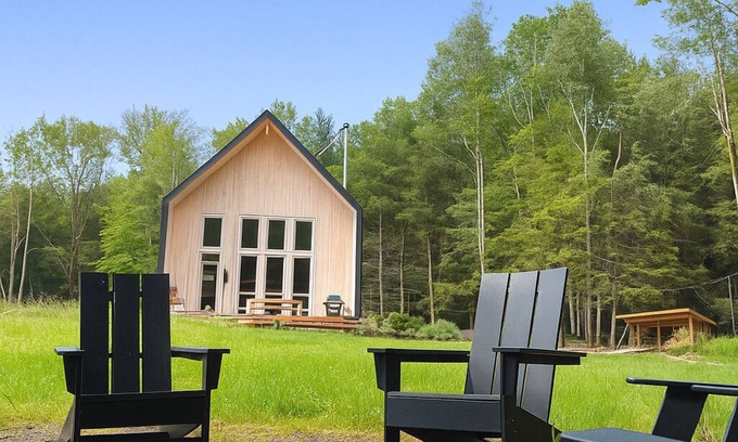 Swan Lake Casa | Vinyl Pines-Luxe Catskills Escape on 10 Acres