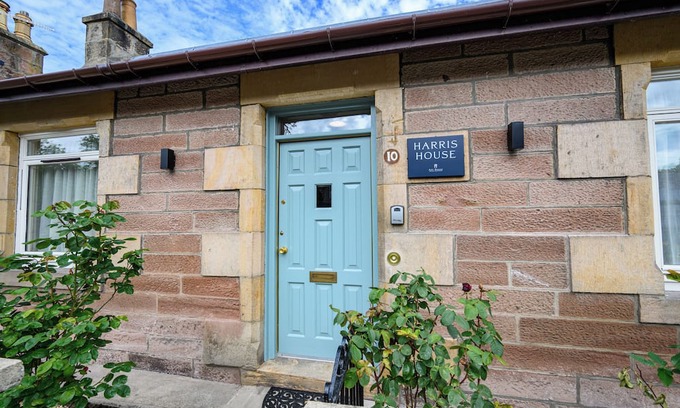 Inverness Cabaña | Visit Harris House- Stunning Scottish Cottage in the Highland Capital!