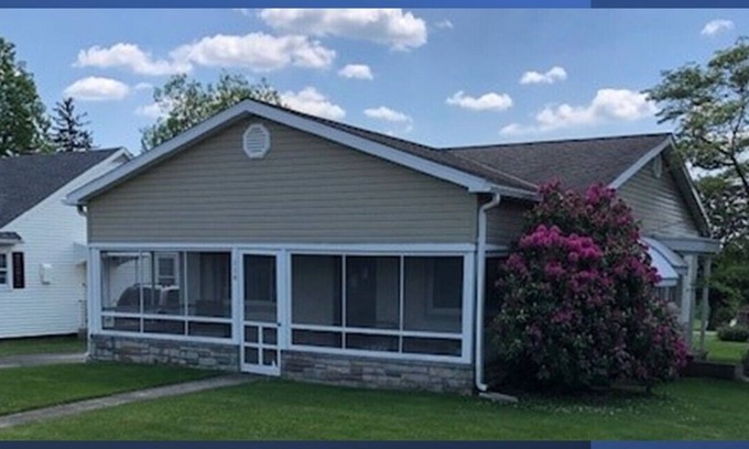 McKnightstown Casa | Visit our charming cottage this Spring. Enjoy the blooming flowers and scenery.