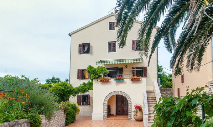 Mali Losinj Casa | Visita nuestra encantadora casa familiar de tres pisos rodeada de amplio jardín