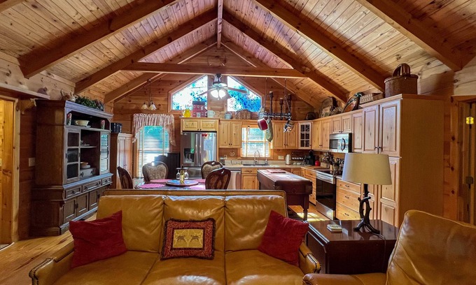 Pine Mountain Cabina | Visit Sparkleberry and see Callway's Pumpkins and Fantasy in Lights!