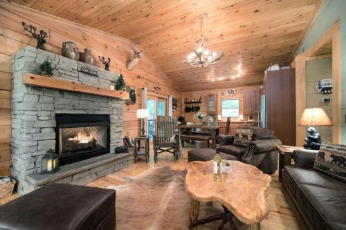 Cullowhee Casa | Visit WCU and Ski Sapphire Valley! Smoky Mtn Cabin