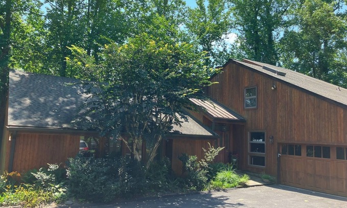 Parole Casa | Visiting Annapolis for Boat Show, RenFest, Comm Week? This is the perfect house!