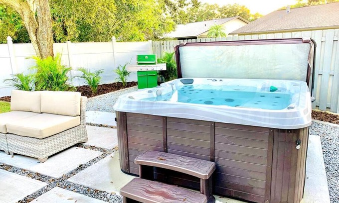 Sarasota Springs Casa | Vista Blu Sarasota by Pinecraft - 3 BR - Siesta Key 16 Min - Hot Tub