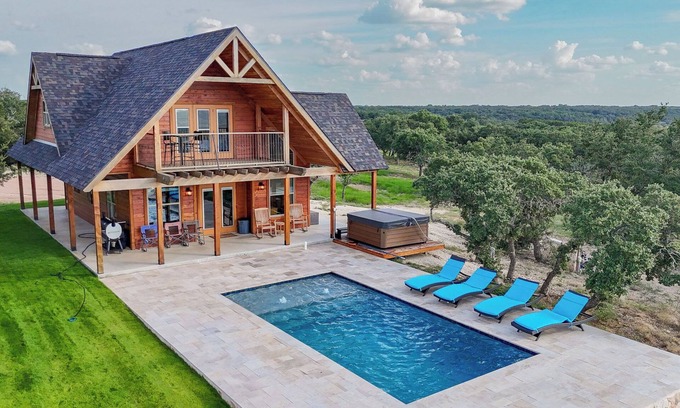 Lometa Cabaña | Vista Cottage & Pool on Exquisite Hill Country Ranch Giraffes, rhino & Zebras
