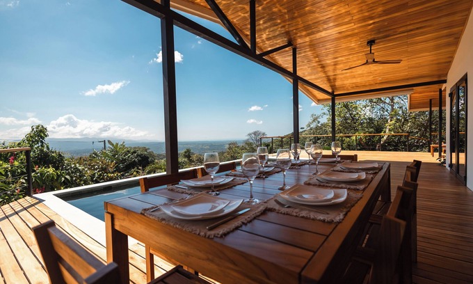 San Mateo Casa | Casa de lujo con vista al mar, piscina esmeralda, terraza y árboles frutales