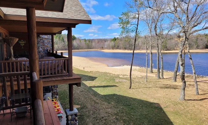 Mauston Condominio | Vista on "The Rock!"