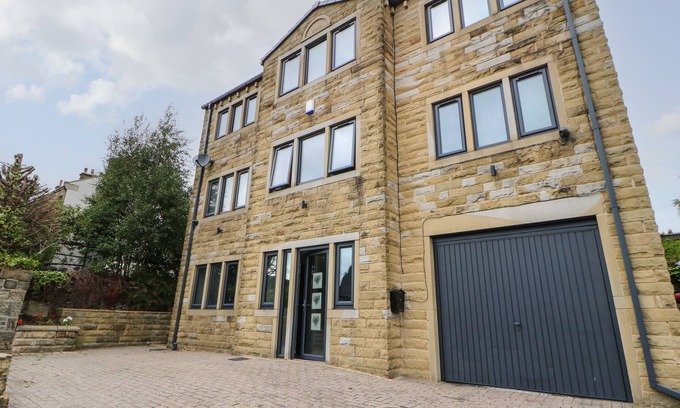 Meltham Casa | VISTA TASSO, pet friendly, with hot tub in Meltham