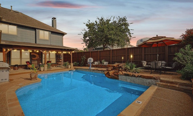 Lewisville Casa | Vista Valley Vacay, 5-BD w Pool & Cinema