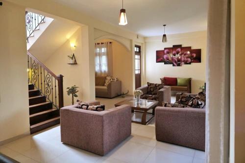 Gurudeniya Casa | Vithum Villa - Kandy Home with Balcony View and Parking