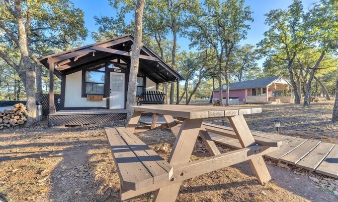 Fredericksburg Casa | Vitner Cottage: Hot Tub-pet Friendly-10-mins to Downtown!