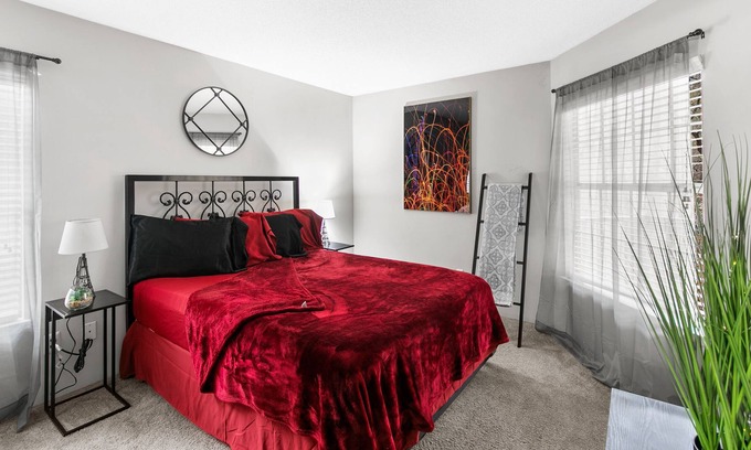 Crestline Heights Apartamento | Vivacious cozy home away from home✨