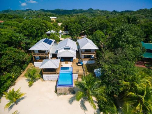 Gibson Bight Casa | Vivaro Roatan Beachfront