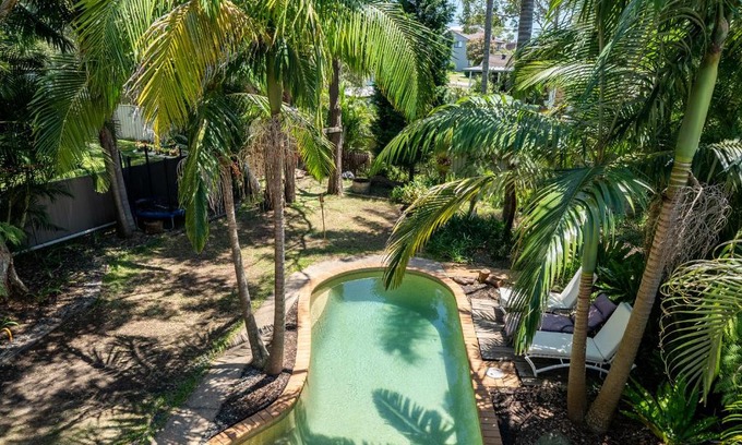 Gwandalan Casa | VIVID - Lake Macquarie Cosy House, heated pool, ev station, fireplace 1 hour from Sydney