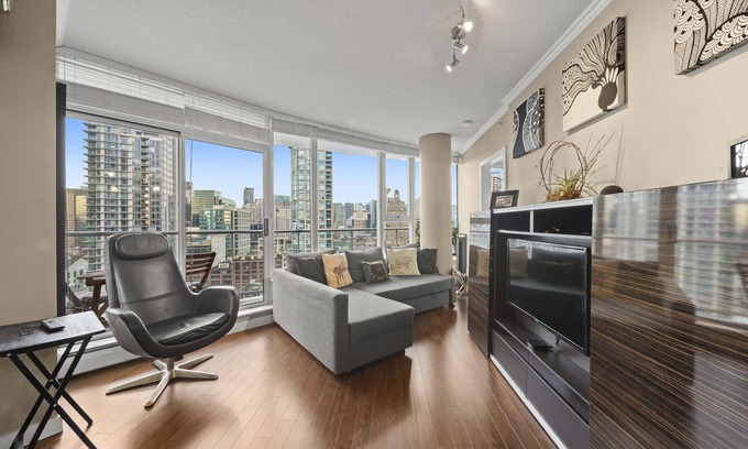 Gastown Apartamento | Vlinderhof West 2 Bedroom 2 Bathroom Family sized home with game room & balcony