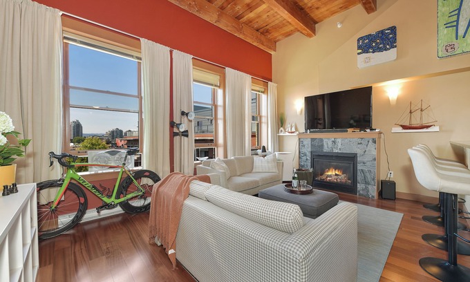 Downtown Victoria Condominio | Vogue Perch - stunning two-level penthouse