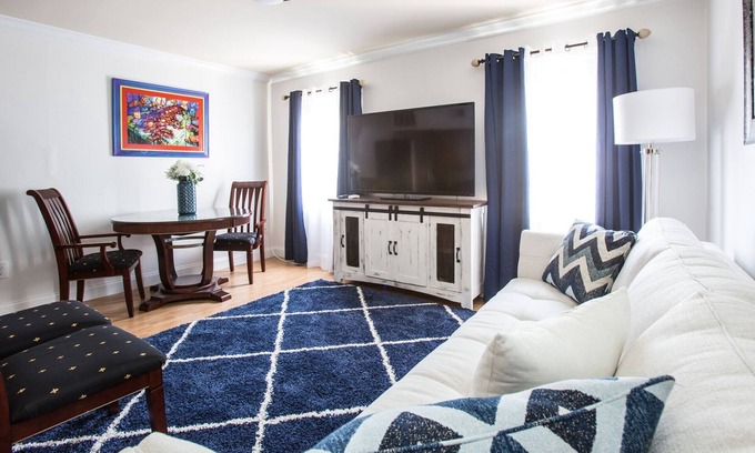 Faubourg Delassize Condominio | UBICACIÓN DE SUEÑO! Pasos de la calle Charles Ave