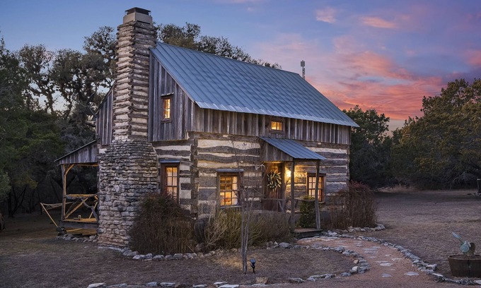 Fredericksburg Cabina | Peach Cabin at Lost Creek/Close to Downtown/Hot Tub/Sleeps 2