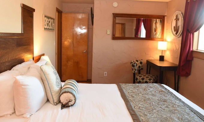 Ocean Shores Hotel | Voyager - 1 Bedroom Suite with 1 King and 1 Queen Bed at Wanderlust Inn, Pet Friendly