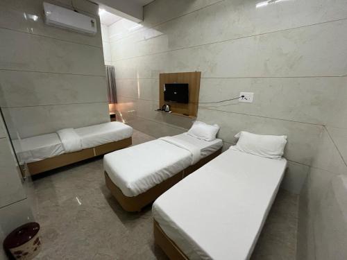 Dwarka Hotel | Vrajvashi-Home Stay