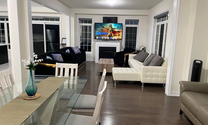 Brampton Casa | VRBO 6 Bedroom 3.5 Bath Awesome Corner Property for SHORT TERM RENTAL