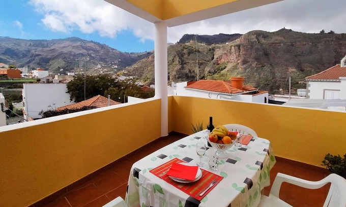 Las Lagunetas Apartamento | Country house with terrace, 2 bedrooms, chimney