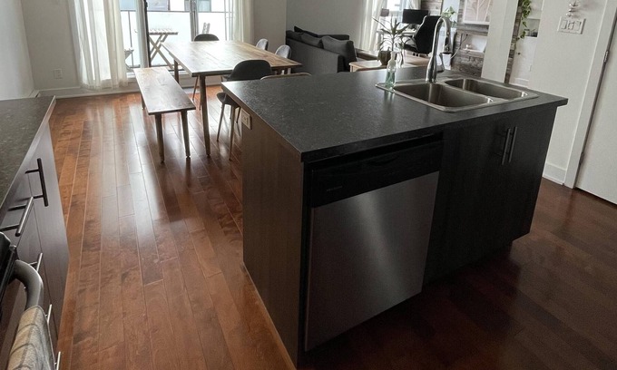 Rosemont-La Petite-Patrie Apartamento | Vrbo Property