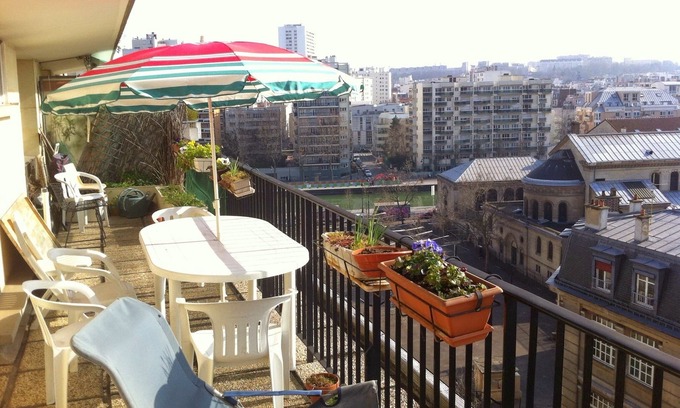 19th Arrondissement Apartamento | Vrbo Property