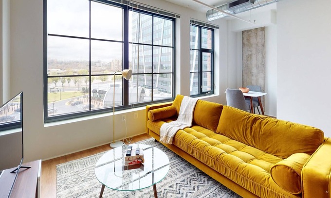 Eisenhower East Apartamento | Pet-Friendly 1BR in Carlyle District Near Dtwn DC
