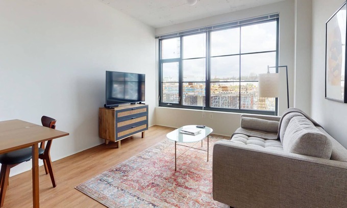 Eisenhower East Apartamento | Sunny 1BR Near Dtwn DC Sites w/ Concierge + Gym