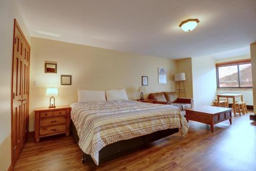 Copper Mountain Village Hotel | VS553 Village Square Hotel Room Hotel Room