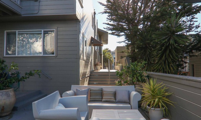 Mission District Apartamento | W/ outdoor space and private entry, the home is an ideal self-contained shelter.