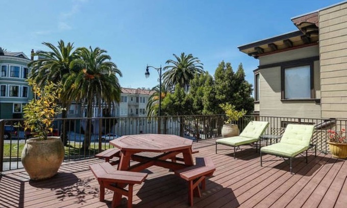 Mission District Apartamento | W/ outdoor space and private entry, the home is an ideal self-contained shelter.