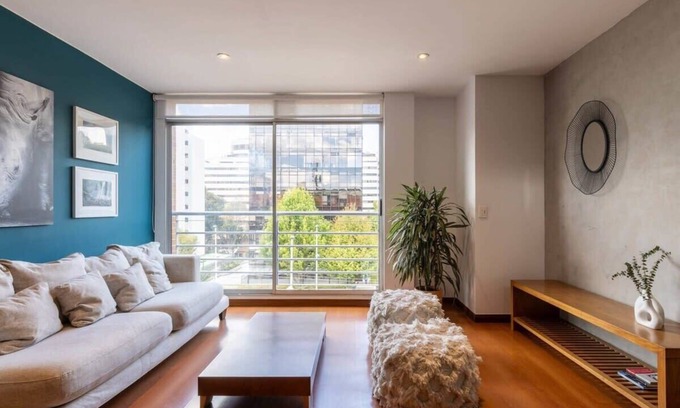 La Gran Via Apartamento | w* | Vibrant Duplex in Chico