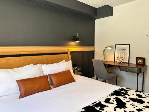 Canmore Casa | W118 NEW! Central Canmore- Light Industrial Hotel Room
