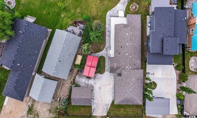 Parkland County Casa | Wabamun Lakefront Getaway with additional Family Suite & Bunk House for the Kids